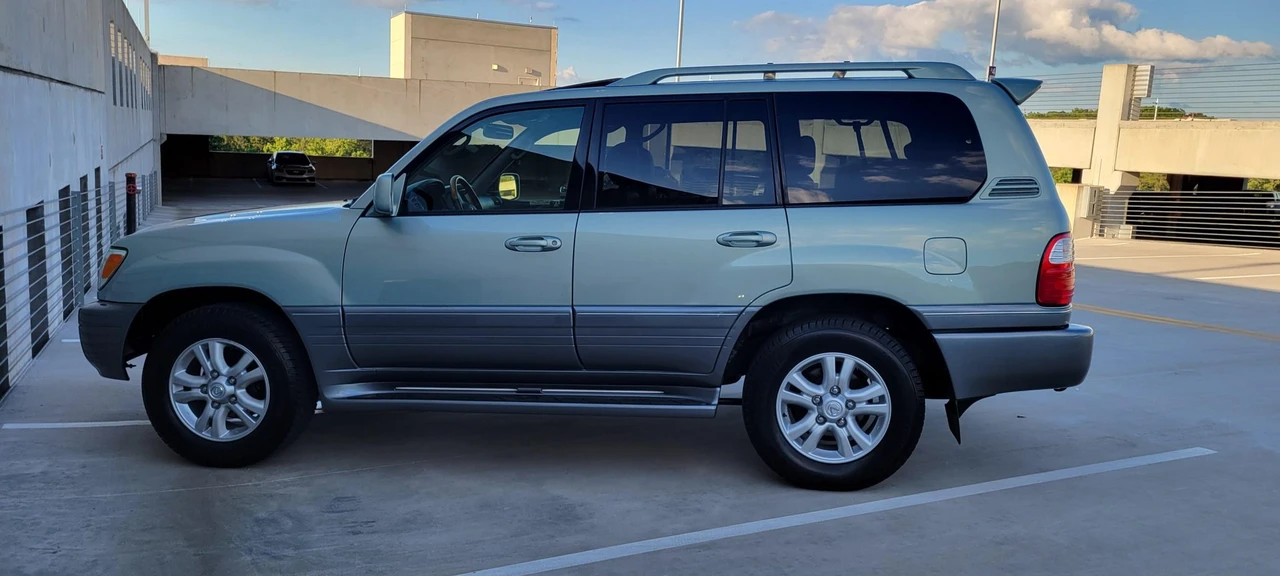 2004 Lexus LX 2nd Gen - Image 19 of 31