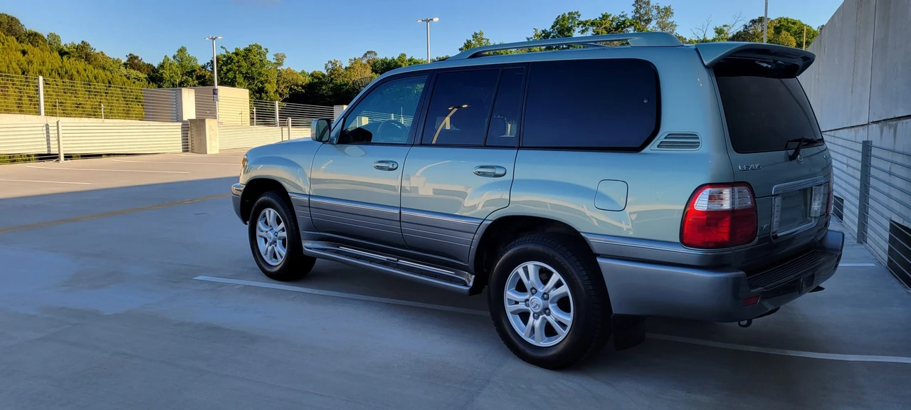 2004 Lexus LX 2nd Gen - Image 23 of 31