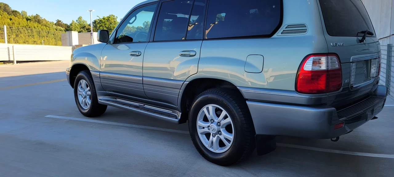 2004 Lexus LX 2nd Gen - Image 25 of 31