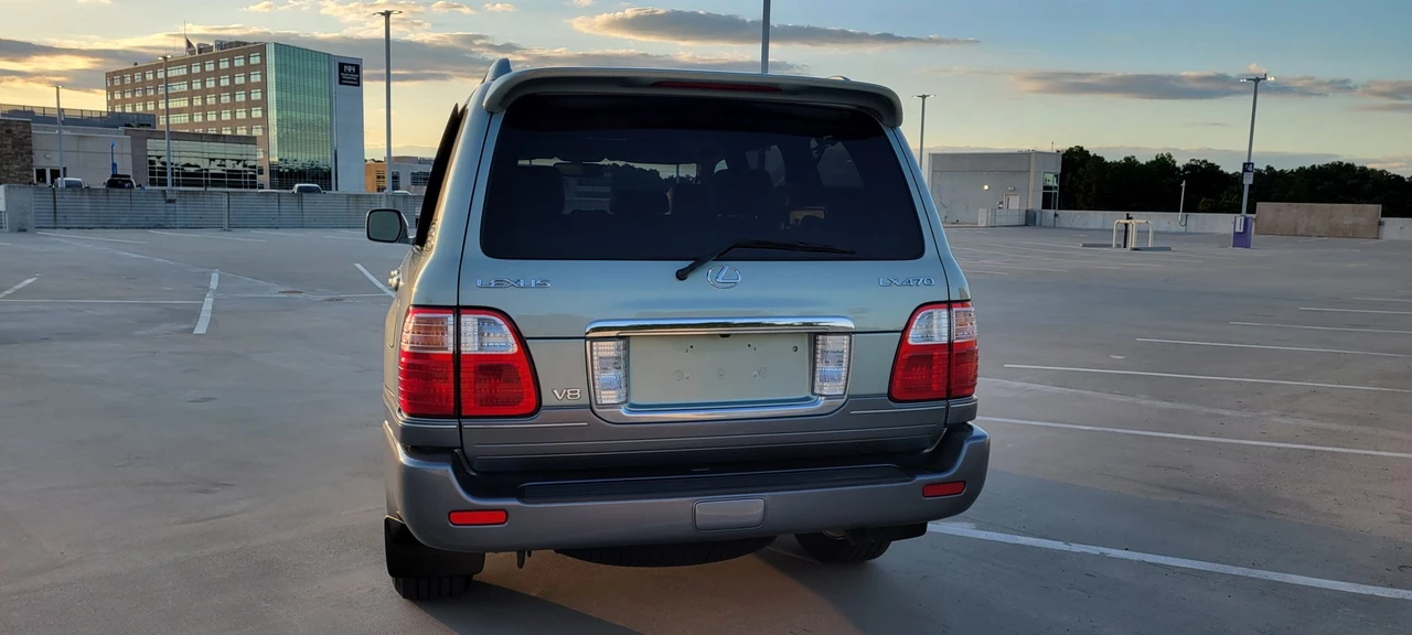 2004 Lexus LX 2nd Gen - Image 28 of 31