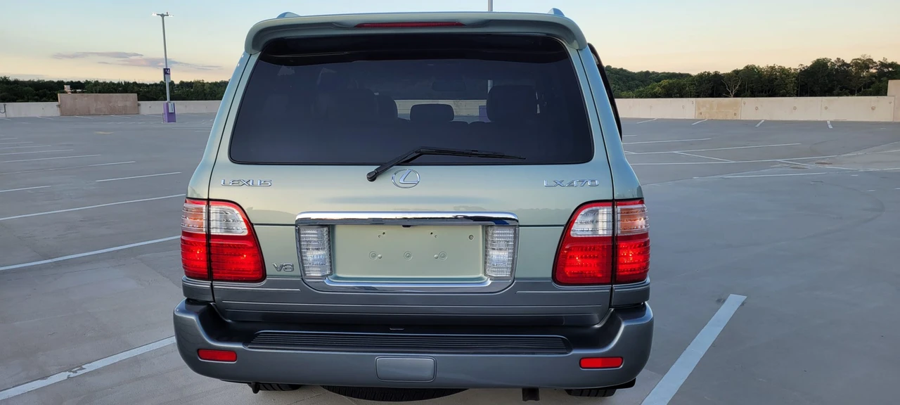 2004 Lexus LX 2nd Gen - Image 29 of 31