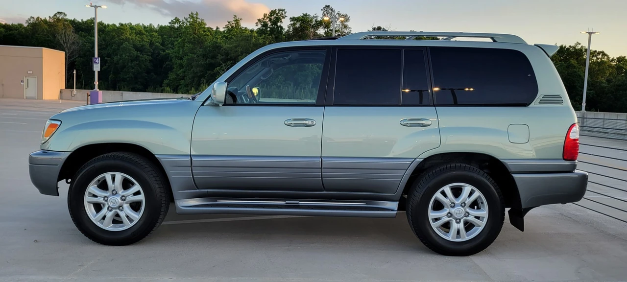 2004 Lexus LX 2nd Gen - Image 17 of 31