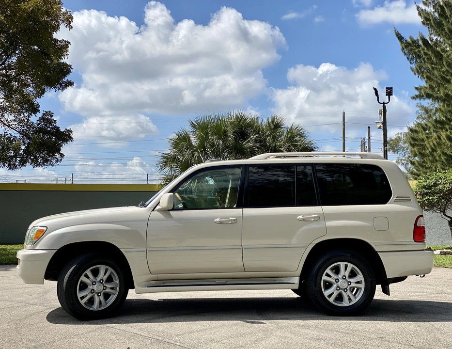 2004 Lexus LX 2nd Gen - Image 26 of 31