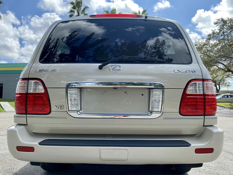 2004 Lexus LX 2nd Gen - Image 19 of 31