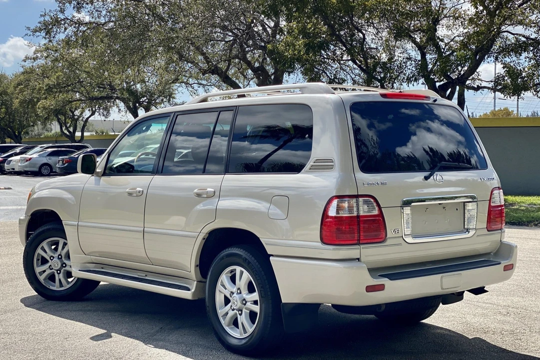 2004 Lexus LX 2nd Gen - Image 23 of 31