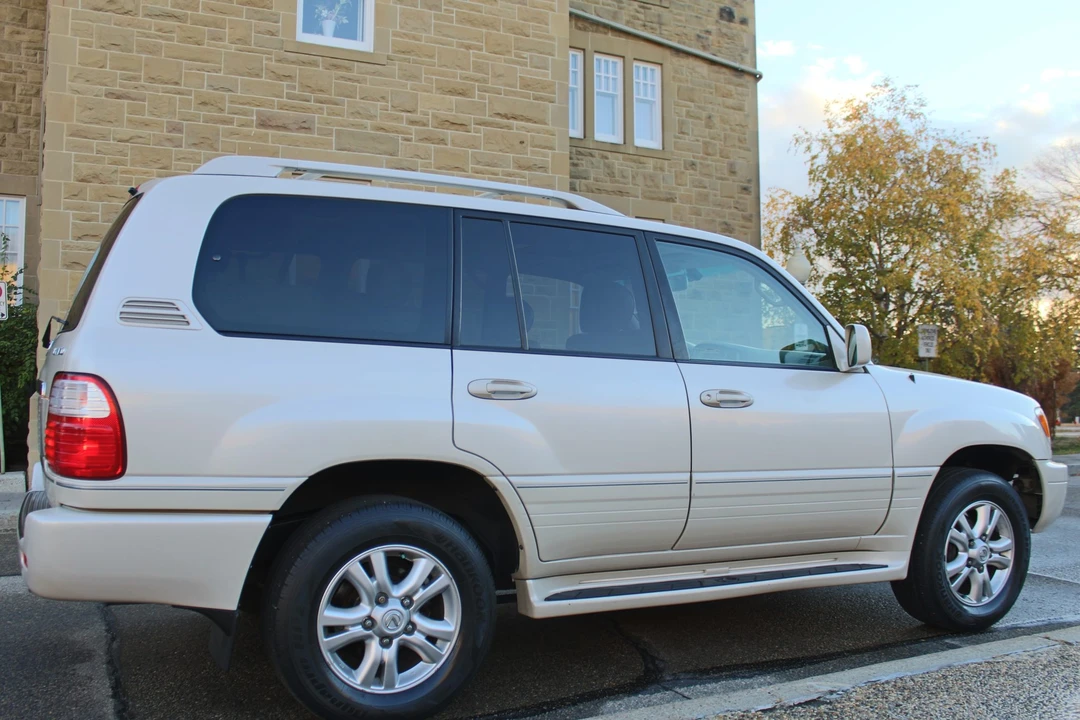 2004 Lexus LX 2nd Gen - Image 29 of 31