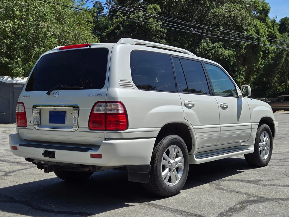 2004 Lexus LX 2nd Gen - Image 11 of 31