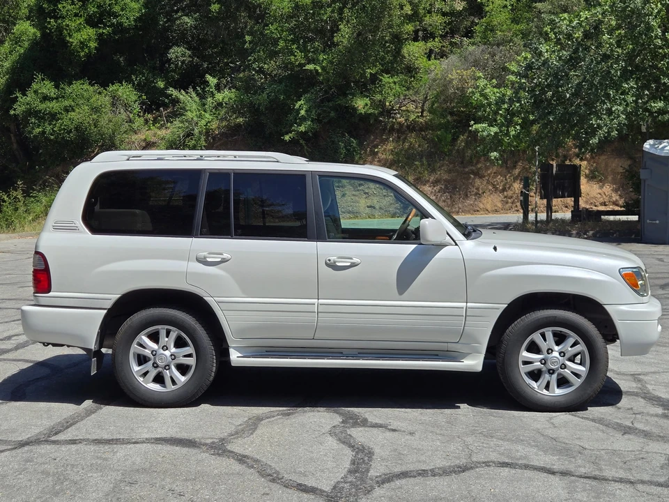 2004 Lexus LX 2nd Gen - Image 12 of 31