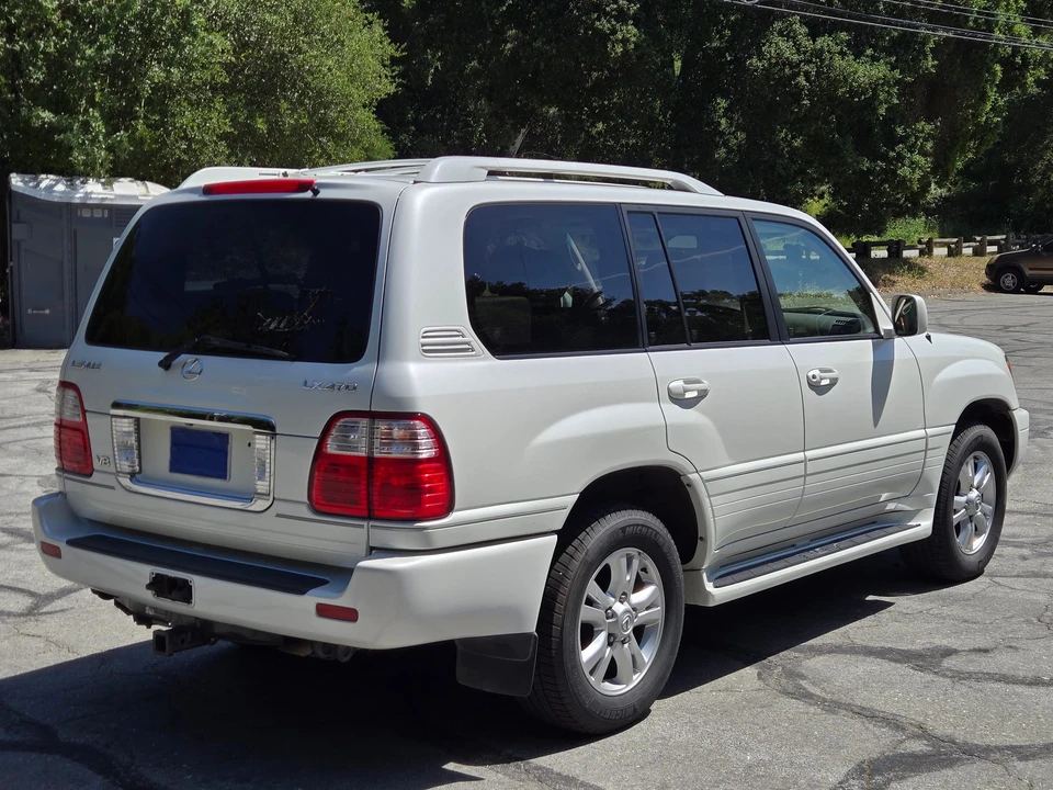 2004 Lexus LX 2nd Gen - Image 10 of 31