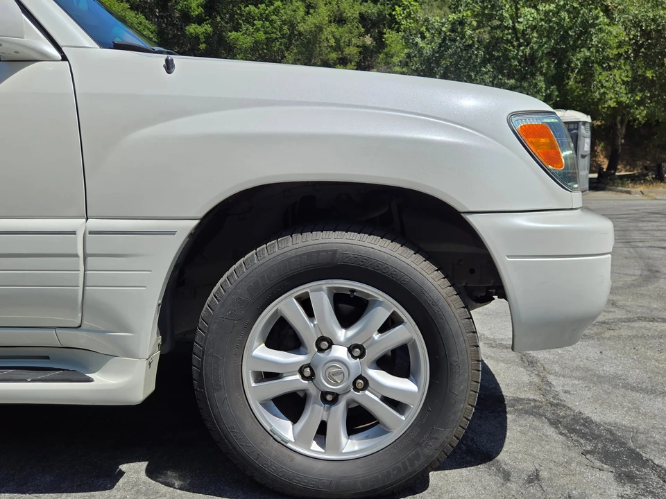 2004 Lexus LX 2nd Gen - Image 29 of 31