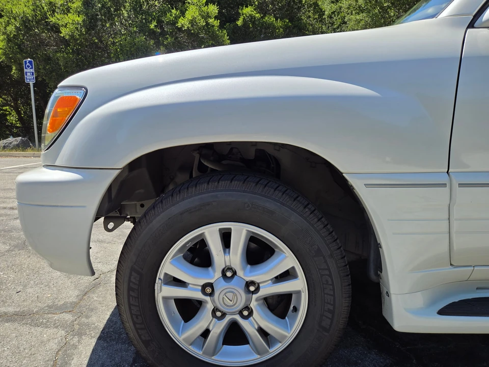 2004 Lexus LX 2nd Gen - Image 20 of 31
