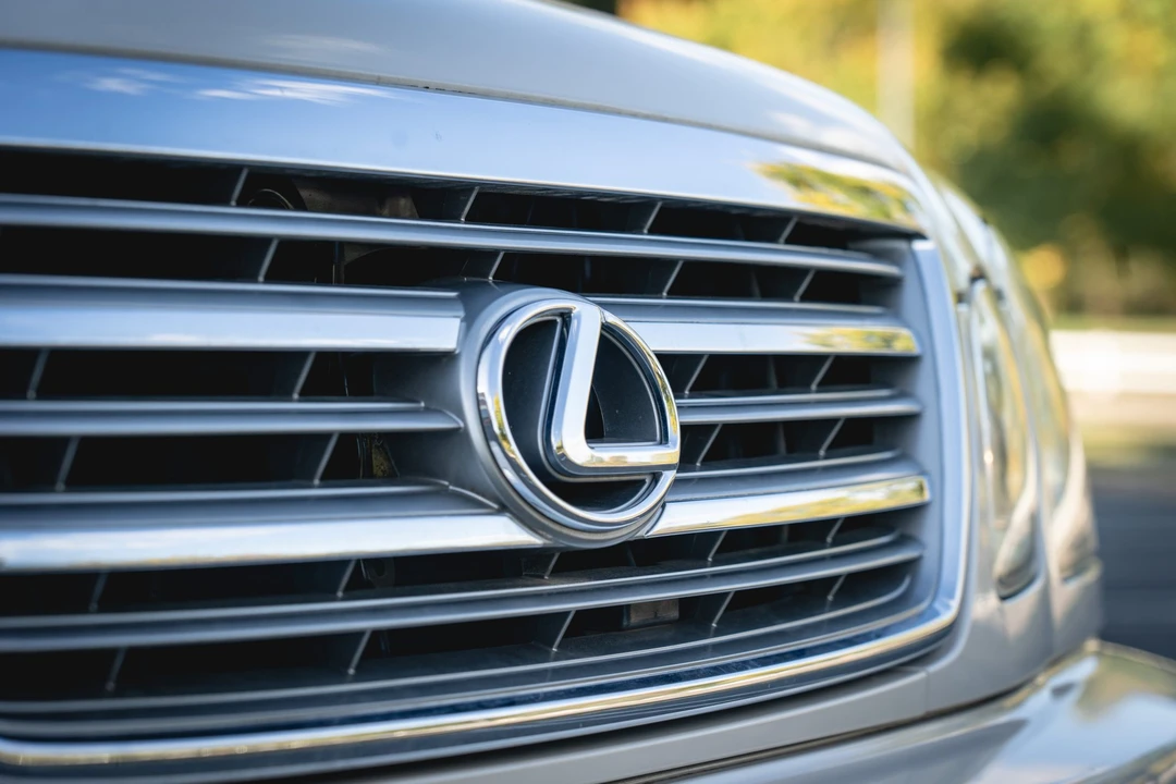 2004 Lexus LX 2nd Gen - Image 13 of 31