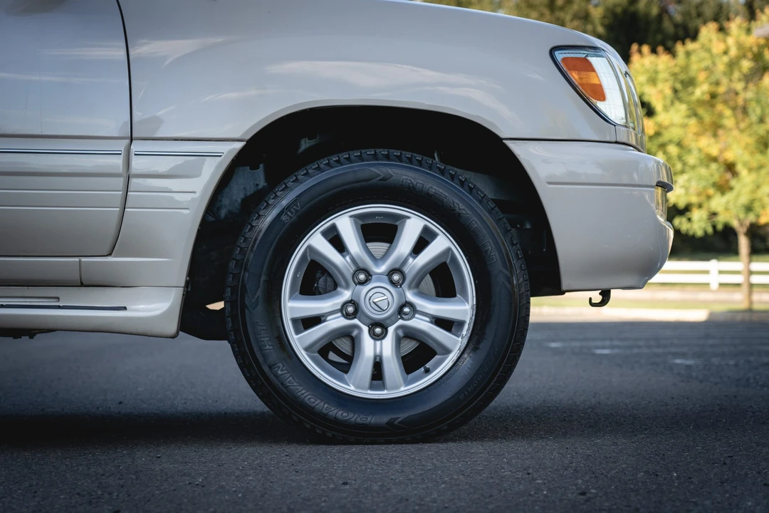 2004 Lexus LX 2nd Gen - Image 23 of 31