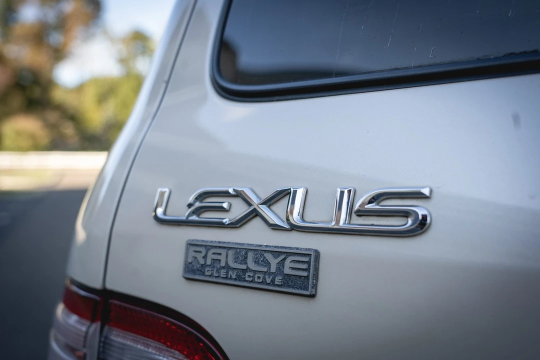 2004 Lexus LX 2nd Gen - Image 17 of 31