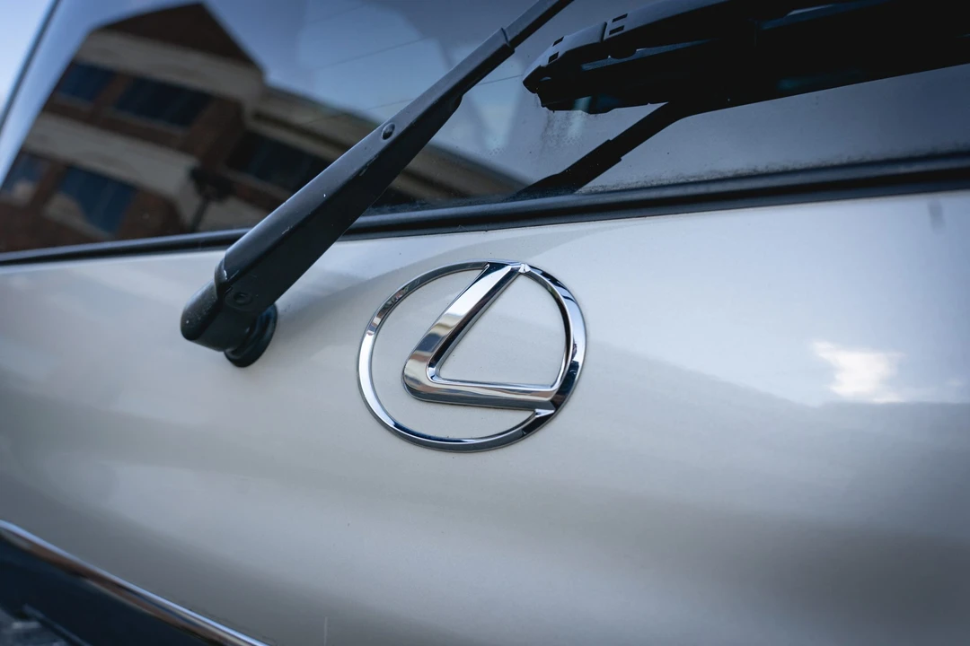2004 Lexus LX 2nd Gen - Image 16 of 31