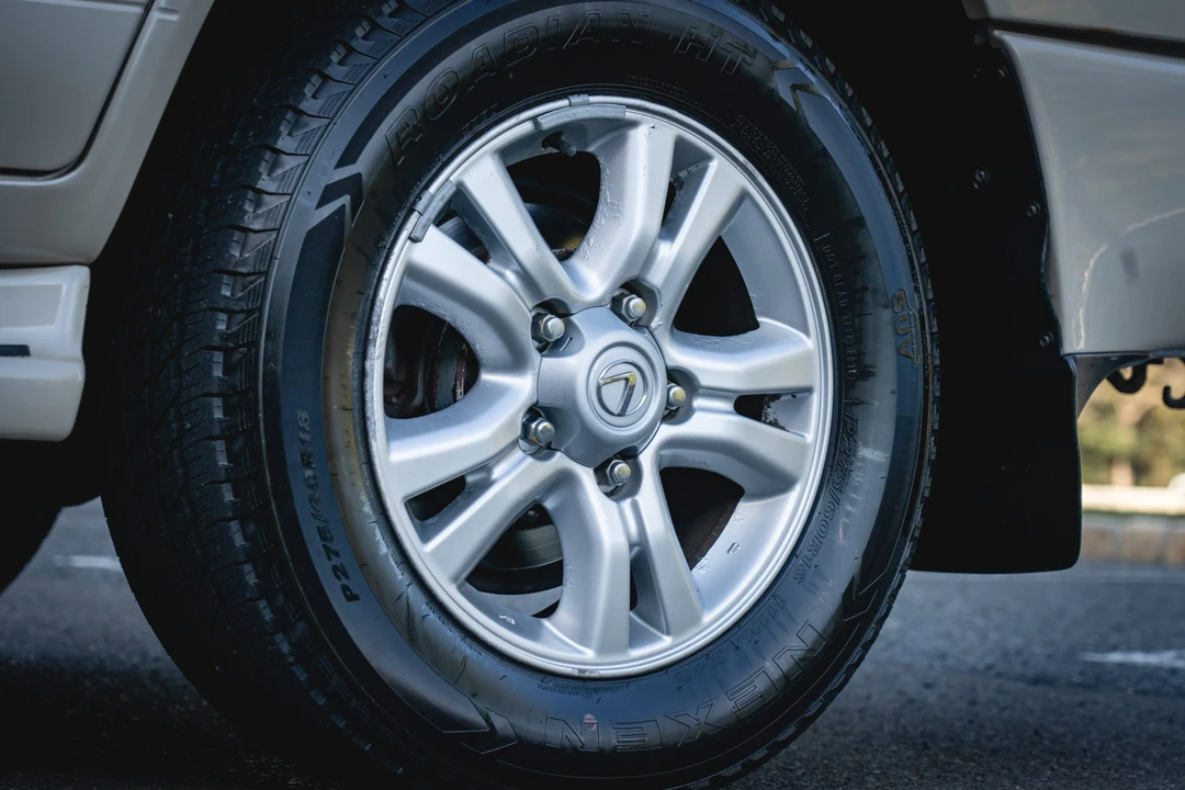 2004 Lexus LX 2nd Gen - Image 21 of 31