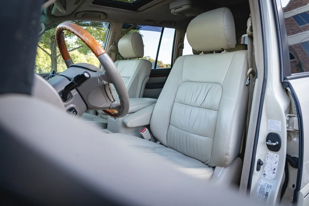 2004 Lexus LX 2nd Gen - Image 26 of 31