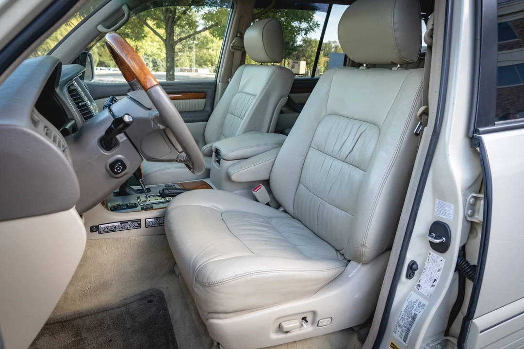 2004 Lexus LX 2nd Gen - Image 25 of 31
