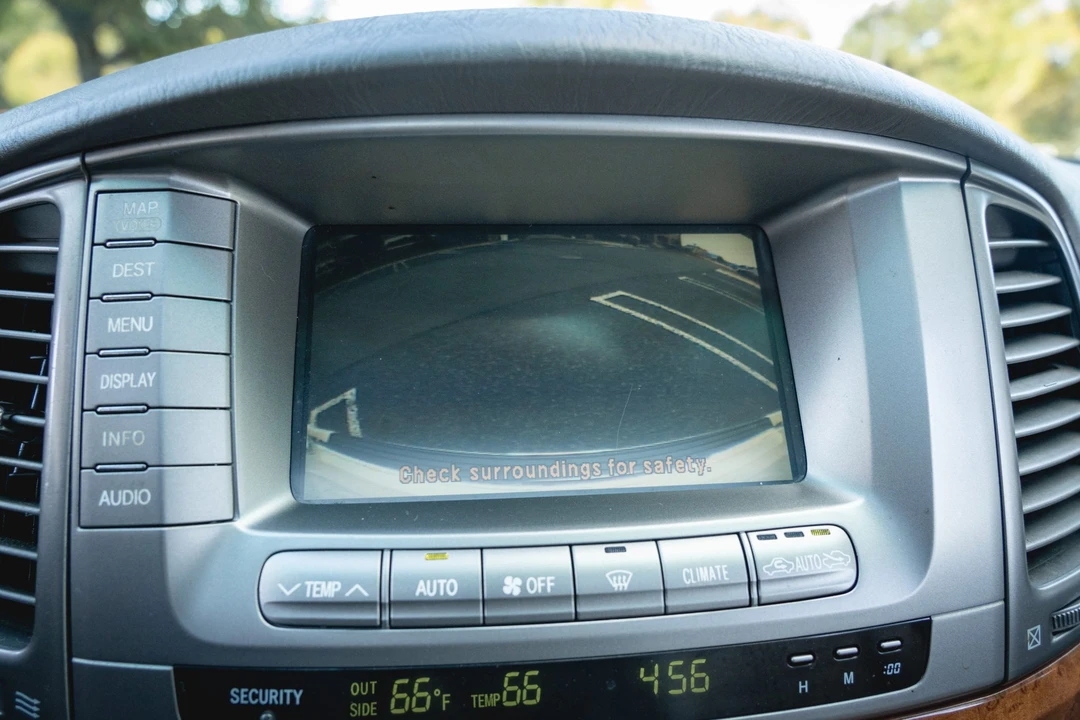 2004 Lexus LX 2nd Gen - Image 30 of 31