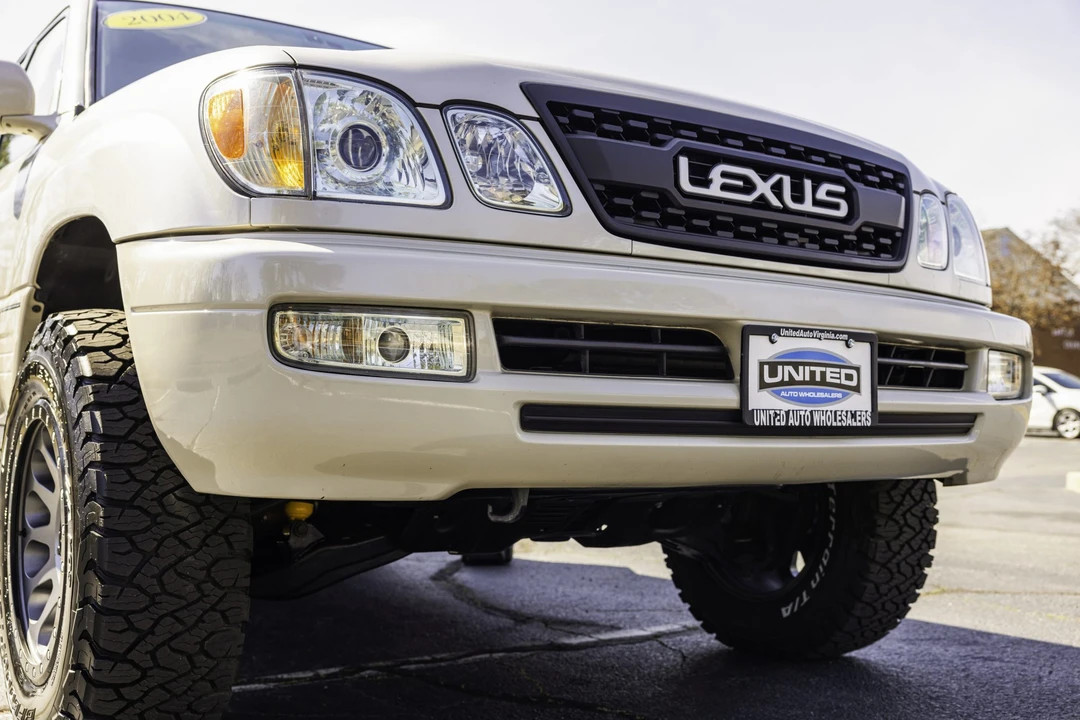 2004 Lexus LX 2nd Gen - Image 10 of 31