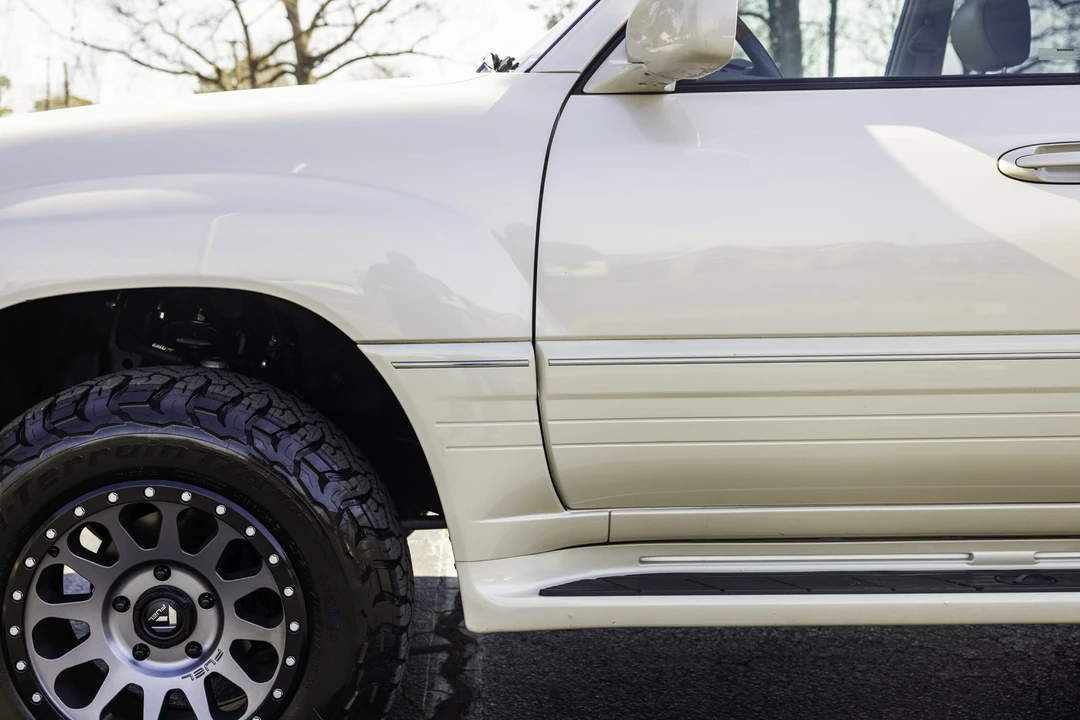 2004 Lexus LX 2nd Gen - Image 21 of 31