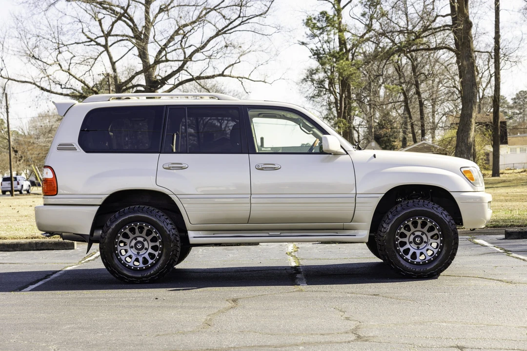 2004 Lexus LX 2nd Gen - Image 9 of 31