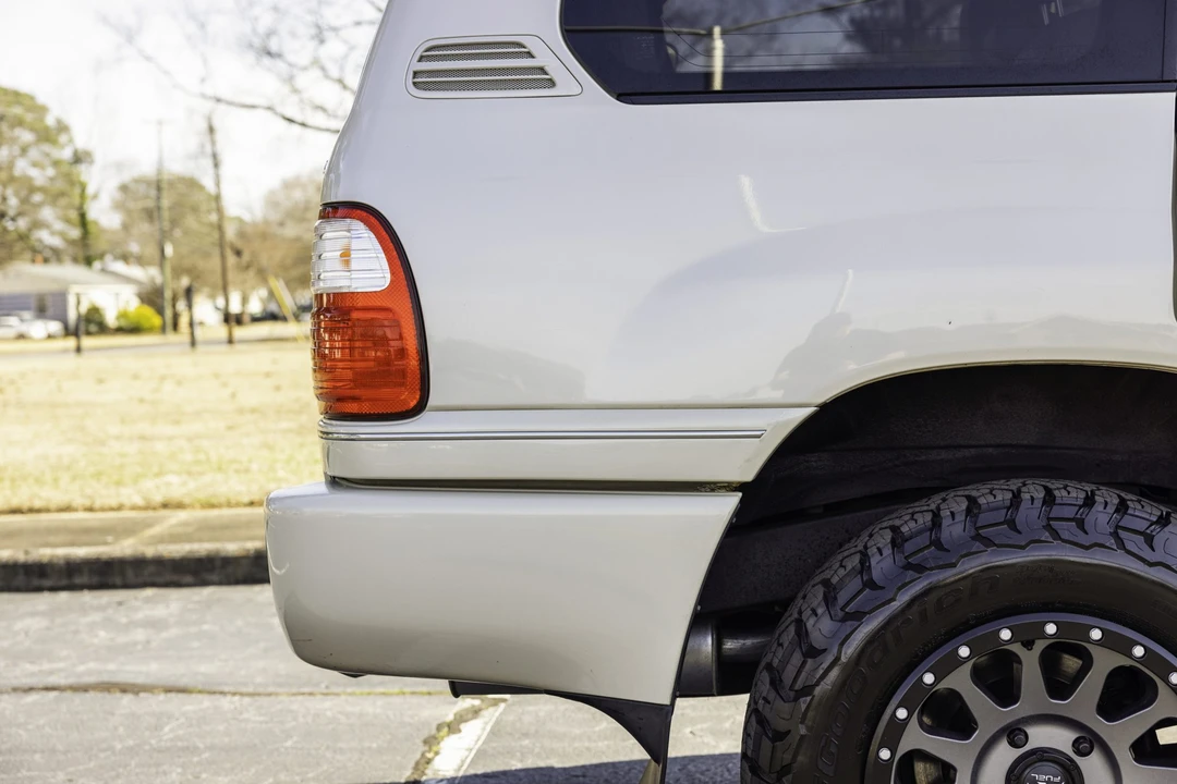 2004 Lexus LX 2nd Gen - Image 24 of 31