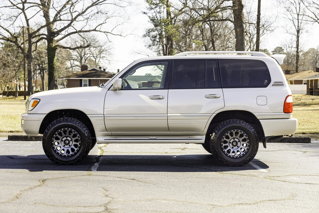 2004 Lexus LX 2nd Gen - Image 5 of 31