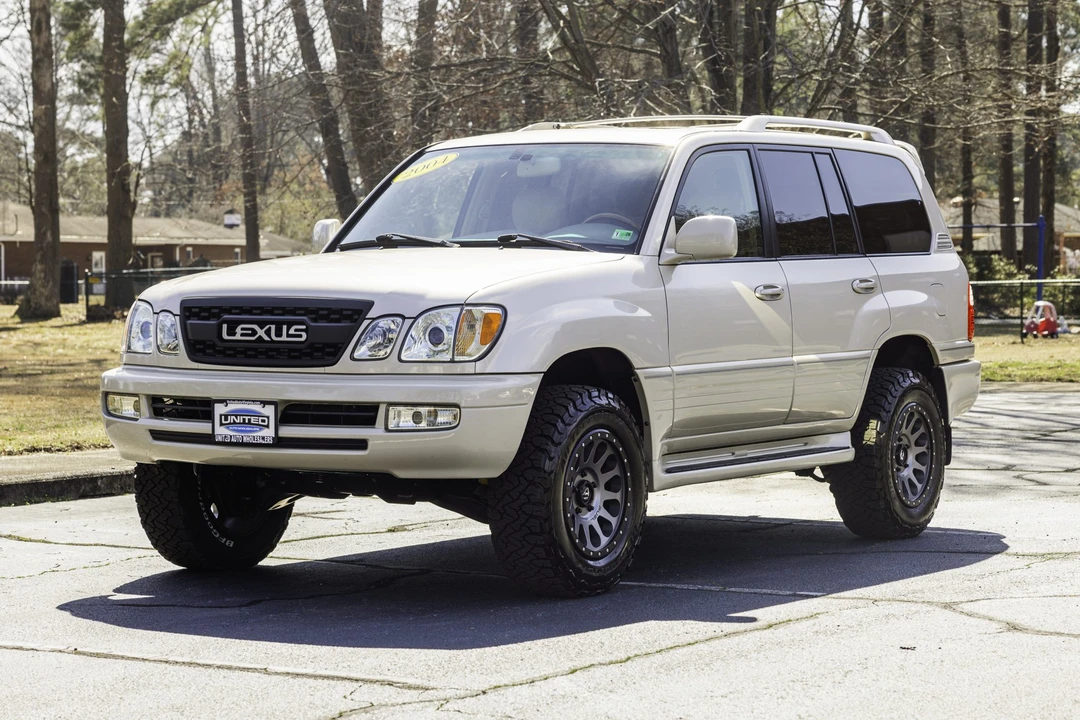 2004 Lexus LX 2nd Gen - Image 4 of 31