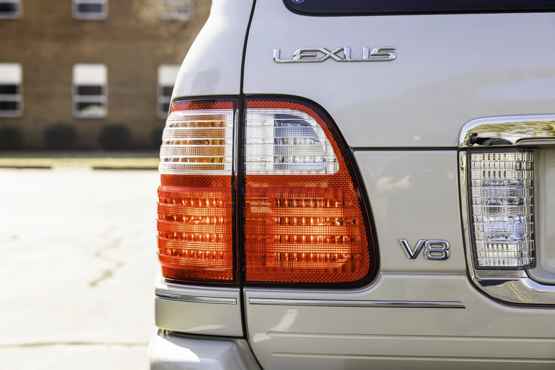 2004 Lexus LX 2nd Gen - Image 15 of 31
