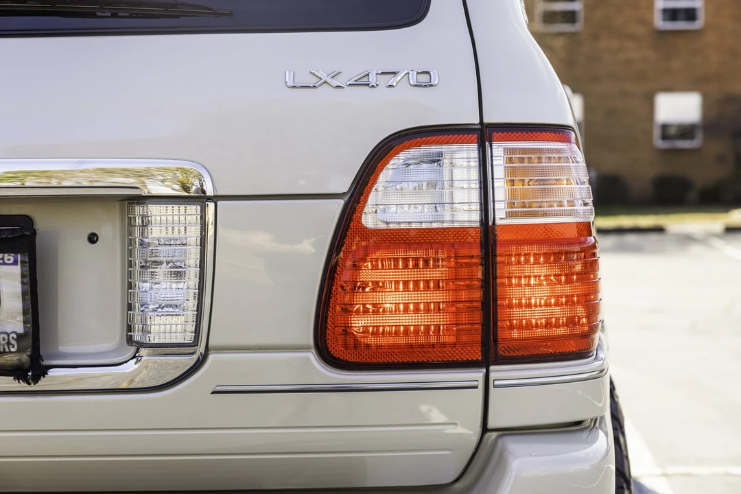 2004 Lexus LX 2nd Gen - Image 16 of 31