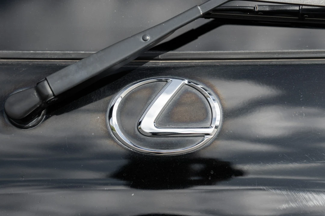 2004 Lexus LX 2nd Gen - Image 13 of 31
