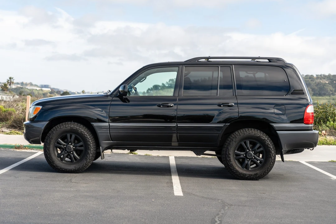 2004 Lexus LX 2nd Gen - Image 9 of 31