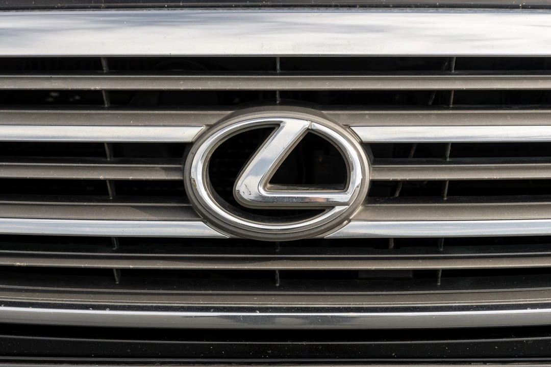 2004 Lexus LX 2nd Gen - Image 12 of 31