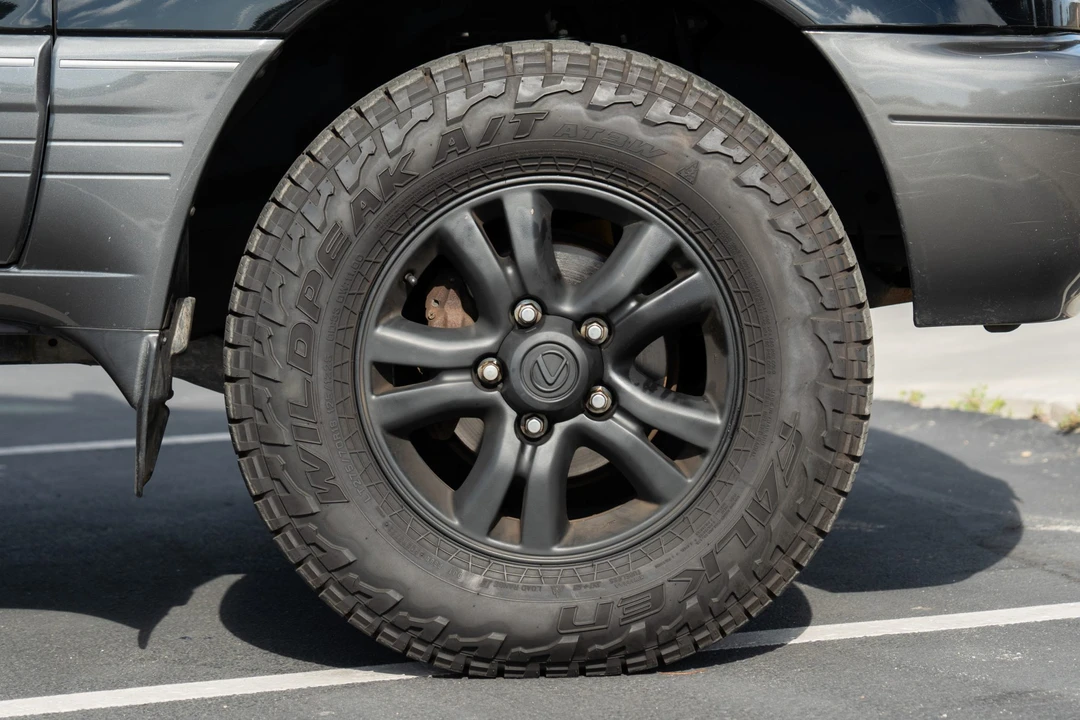 2004 Lexus LX 2nd Gen - Image 17 of 31