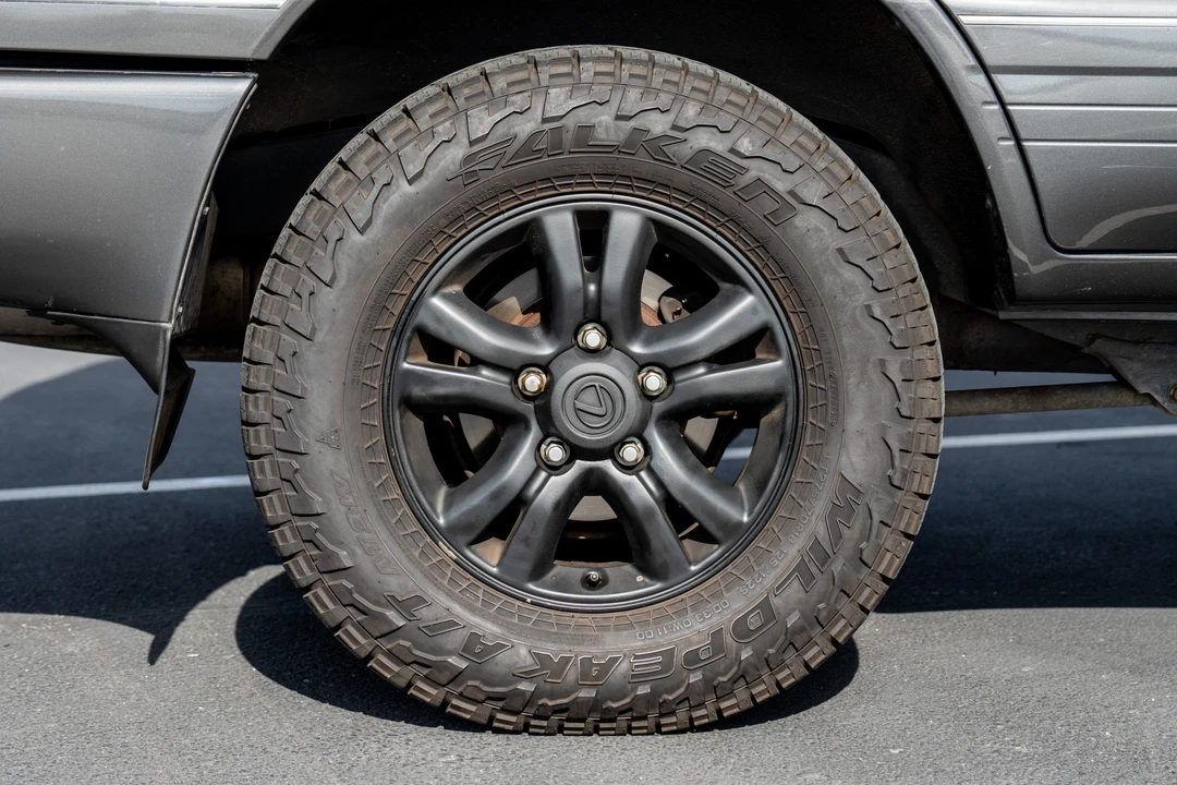 2004 Lexus LX 2nd Gen - Image 19 of 31