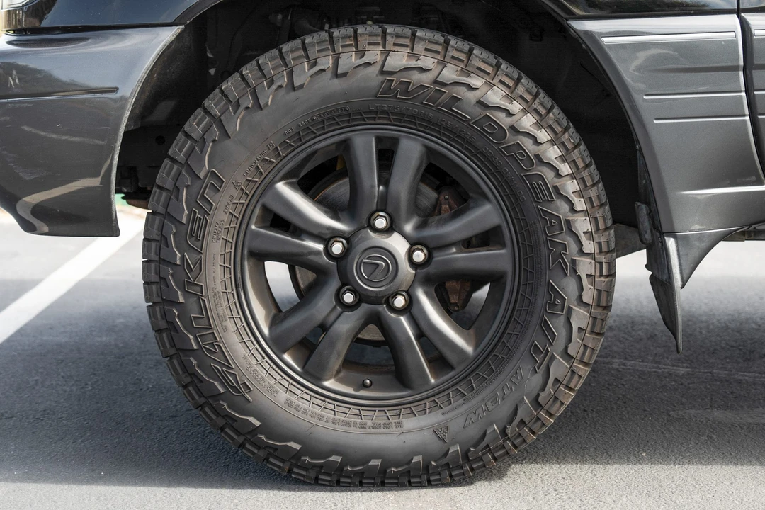 2004 Lexus LX 2nd Gen - Image 16 of 31