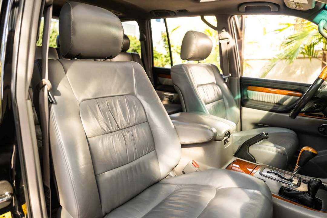 2004 Lexus LX 2nd Gen - Image 27 of 31