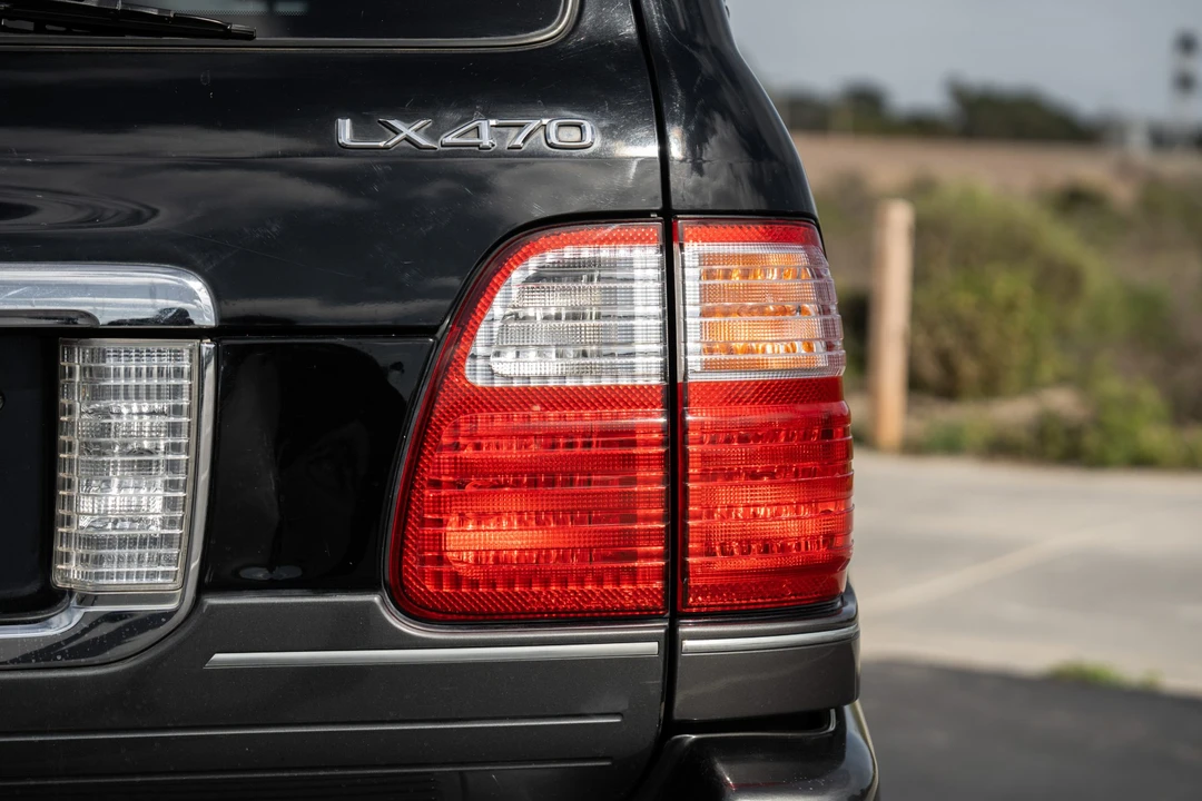 2004 Lexus LX 2nd Gen - Image 11 of 31