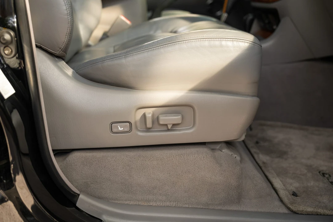 2004 Lexus LX 2nd Gen - Image 29 of 31