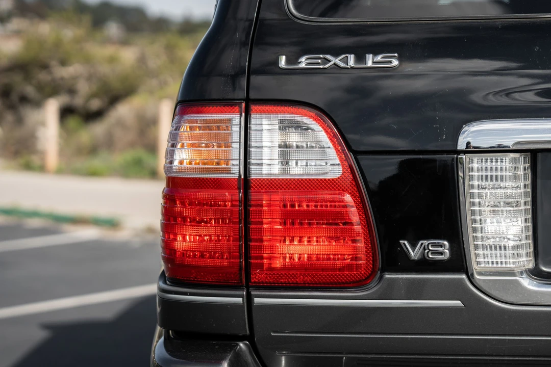 2004 Lexus LX 2nd Gen - Image 10 of 31