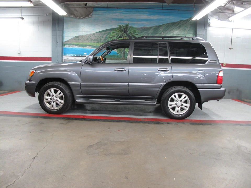 2004 Lexus LX 2nd Gen - Image 4 of 31
