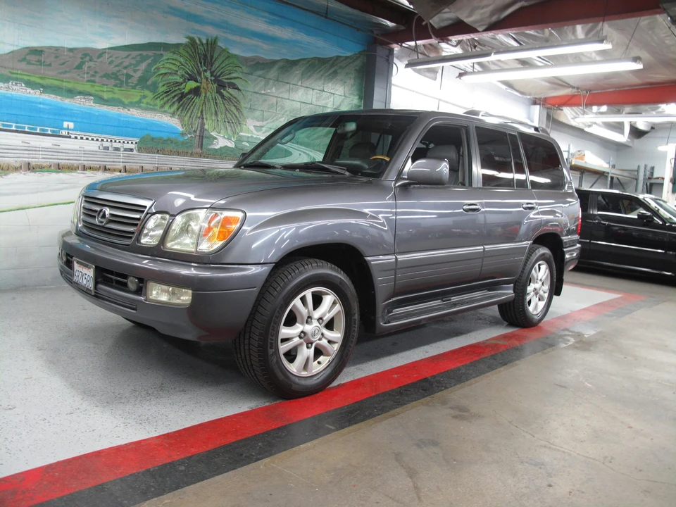 2004 Lexus LX 2nd Gen - Image 3 of 31