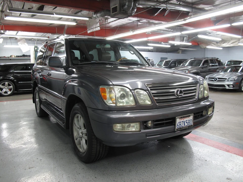 2004 Lexus LX 2nd Gen - Image 9 of 31