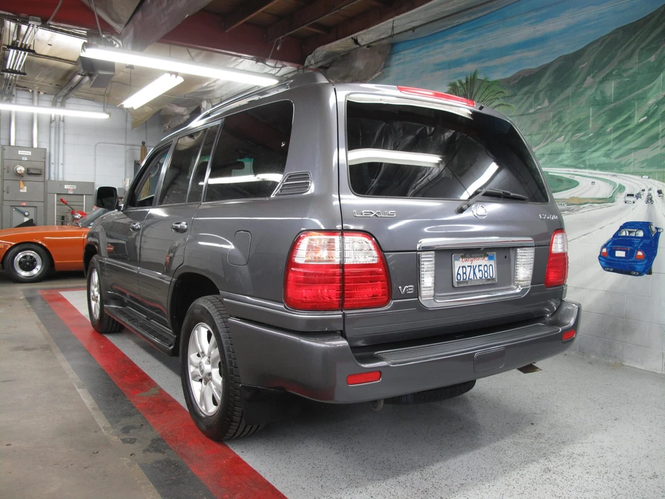 2004 Lexus LX 2nd Gen - Image 5 of 31