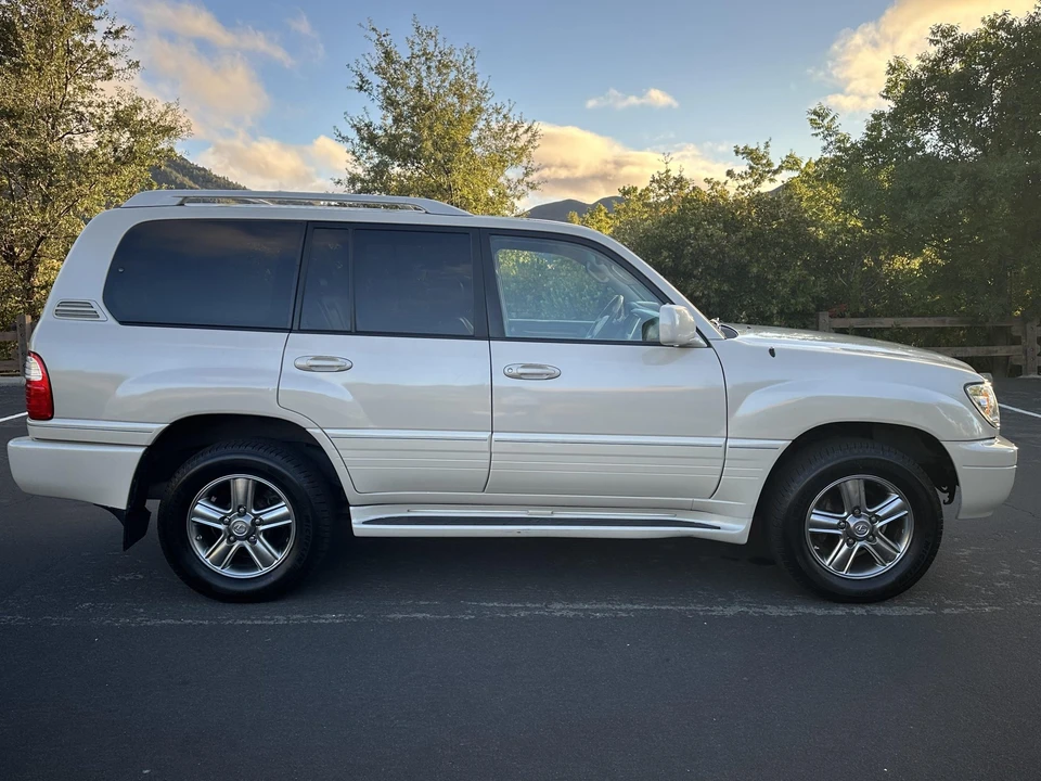 2004 Lexus LX 2nd Gen - Image 11 of 31