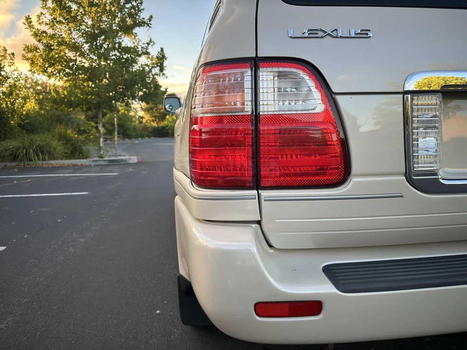 2004 Lexus LX 2nd Gen - Image 28 of 31