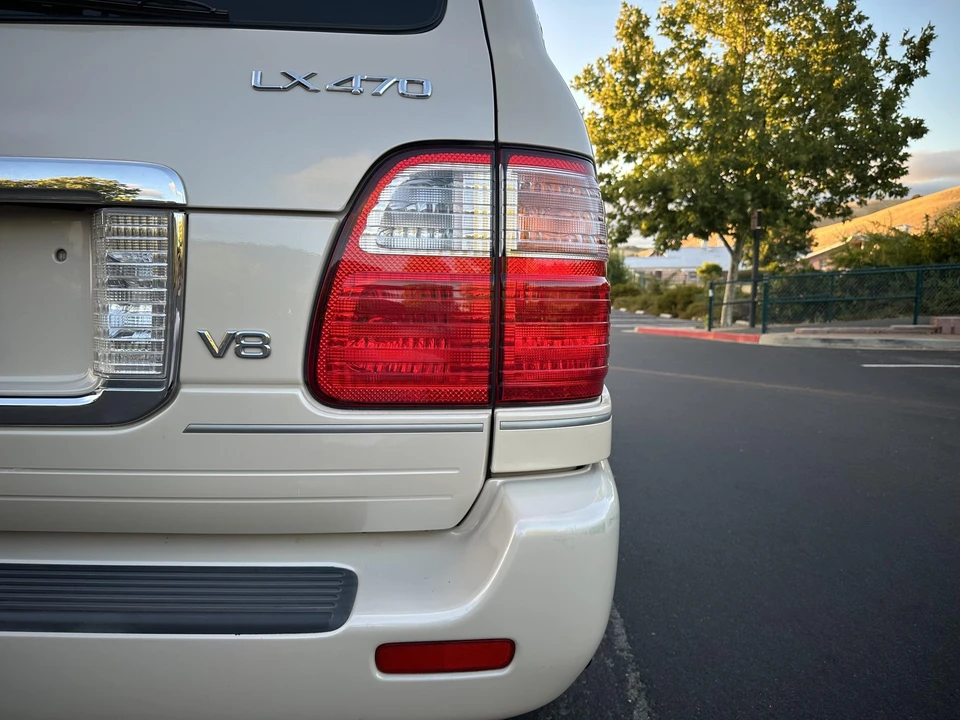 2004 Lexus LX 2nd Gen - Image 29 of 31