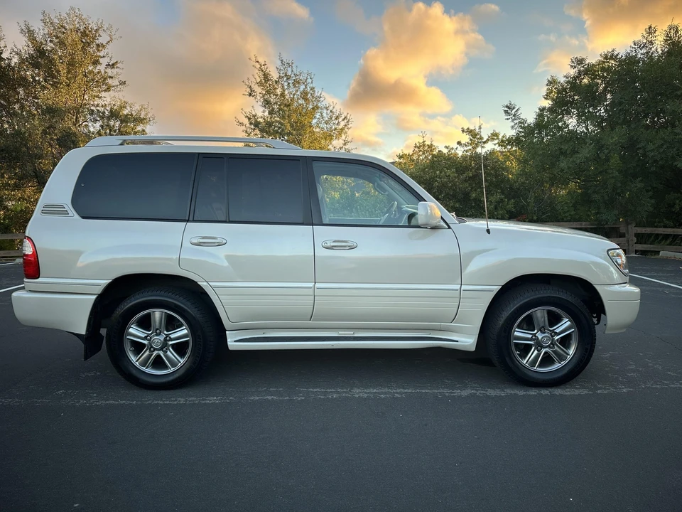 2004 Lexus LX 2nd Gen - Image 12 of 31