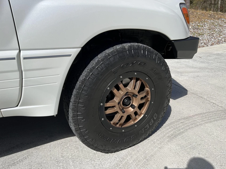 2004 Lexus LX 2nd Gen - Image 25 of 31